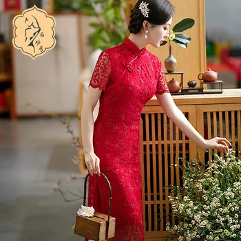 2023 naujas didelis raudonas cheongsam moterų trumpas rankovėmis perspektyvos nėrinių vakarinę suknelę pasviręs kišenė stovėti apykaklės patobulinta versija
